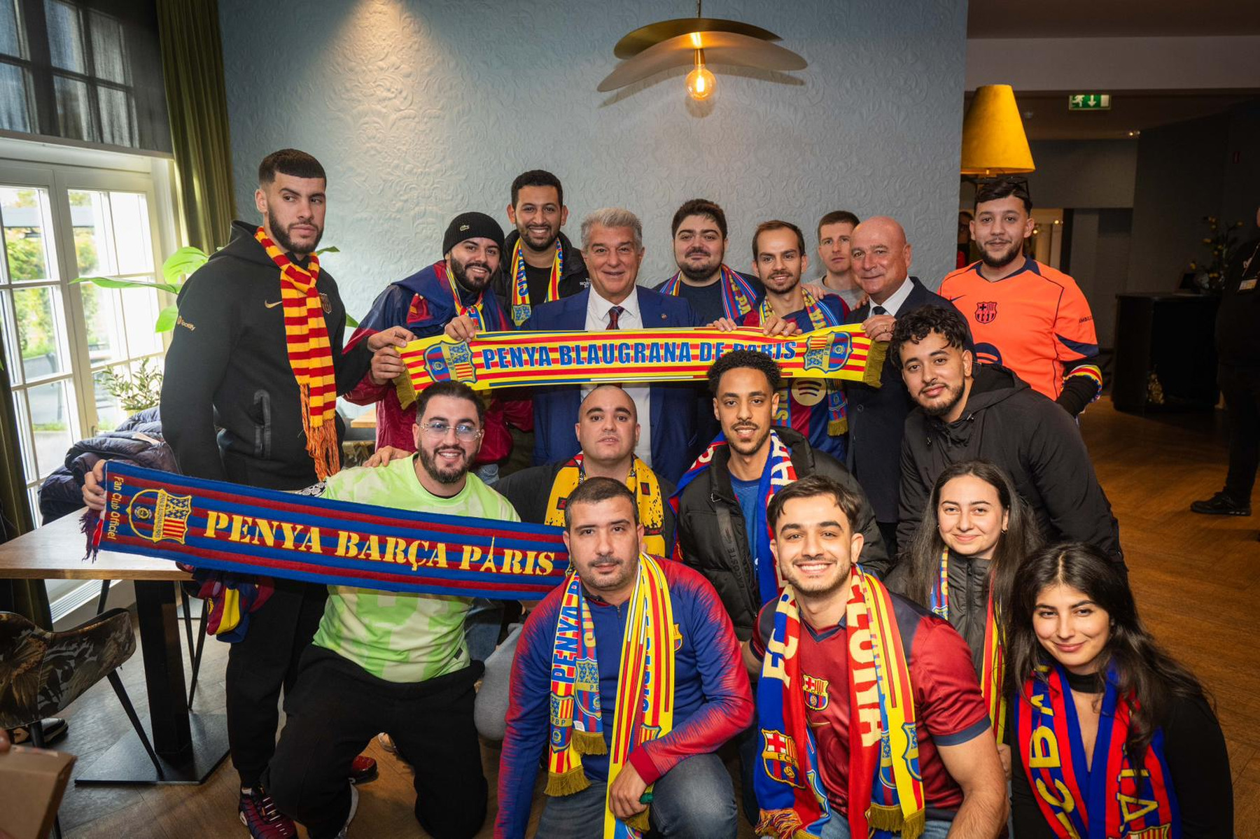 Membres de la Penya Blaugrana de Paris avec leurs écharpes personnalisées de supporters