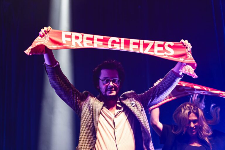 Comment RSF a utilisé une écharpe de supporter personnalisée pour la campagne FREE GLEIZES