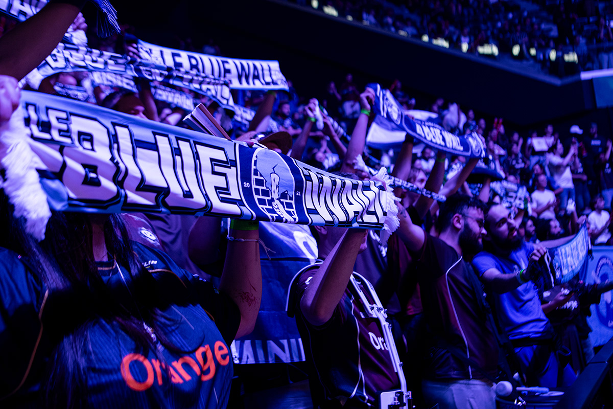 Le Blue Wall supporters raising custom scarves during a Karmine Corp event